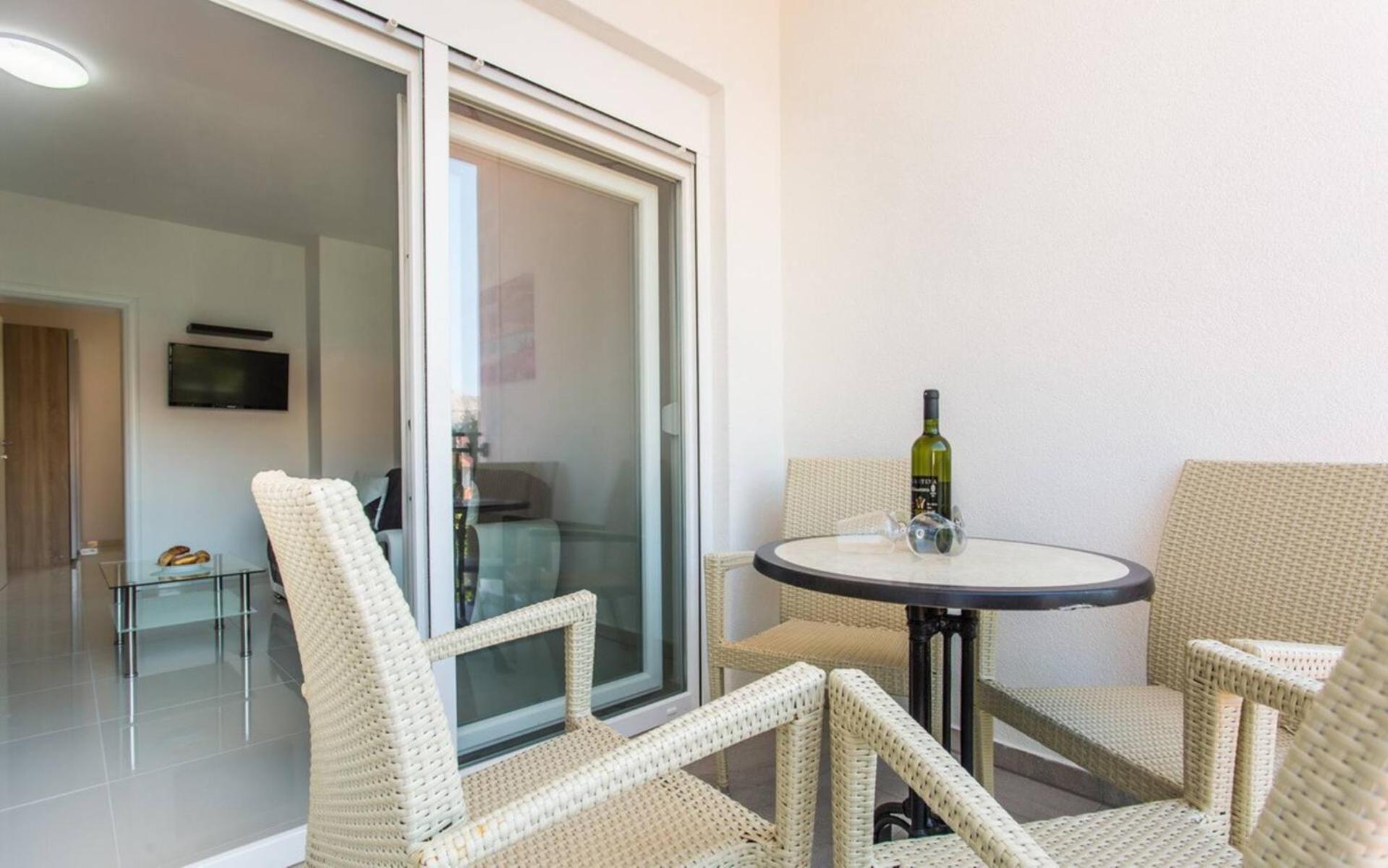 Apartments Bernardeta 1 Baska  Bagian luar foto